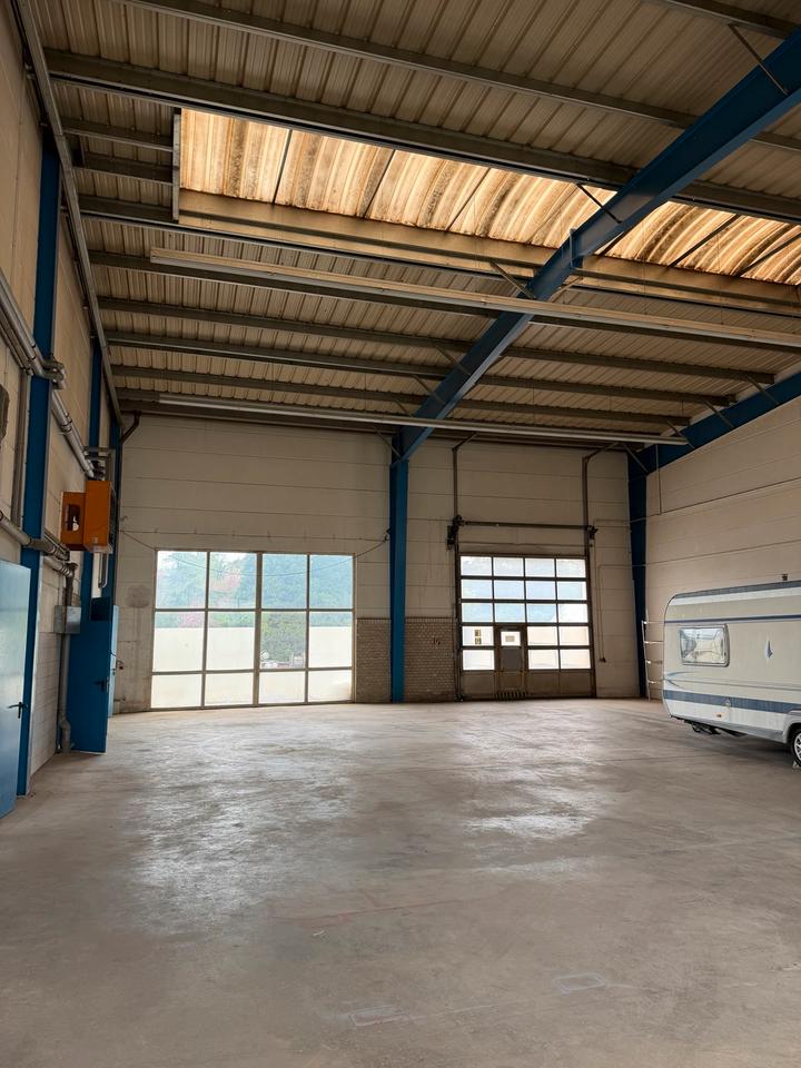 Thumbnail-GewerbehalleWerkstatt 395 m² mit Büro – hohe Decken & großes Tor