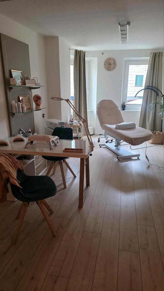 Thumbnail-Raum Arbeitsplatz für Nageldesign, Kosmetik, Laser & Beauty