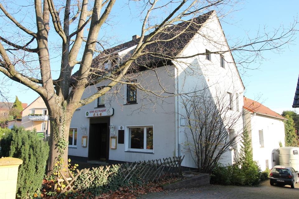 Thumbnail-Diese modernisierte 3-Zimmer-Wohnung bietet ein angenehmes Wohnambiente in einem gepflegten Mehrfamilienhaus aus dem Baujahr 1905 mit insgesamt drei Etagen. Mit einer Wohnfläche von ca. 72 m²...