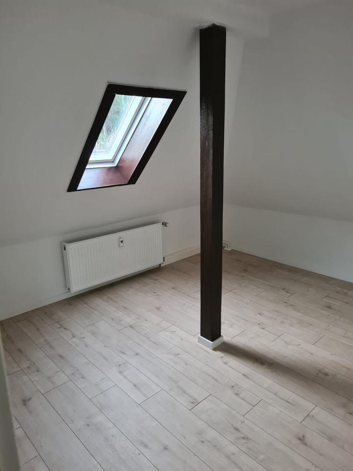 Thumbnail-3-Raum DG-Wohnung mit großem Balkon und Blick ins Grüne