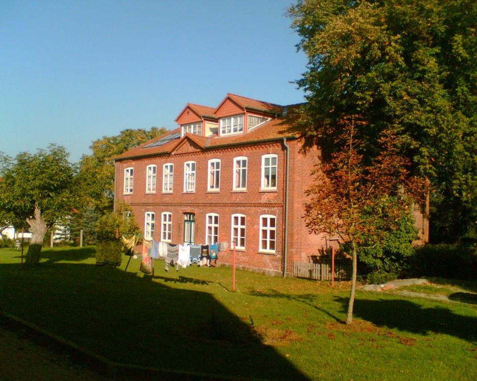 Thumbnail-Schöne kleine 2-Zimmer-Wohnung im Herrenhaus am Dassower See