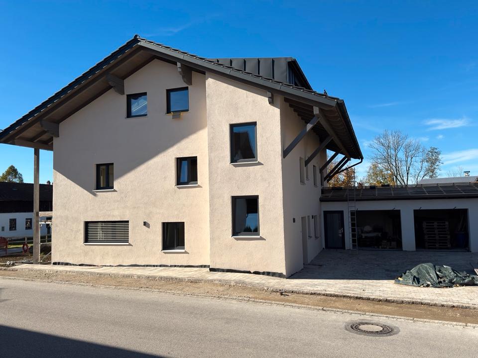 Thumbnail-Neue großzügige 3-Zi.-Wohnung mit Fußbodenheizung und breitem Südbalkon mit Freisitz und Garage