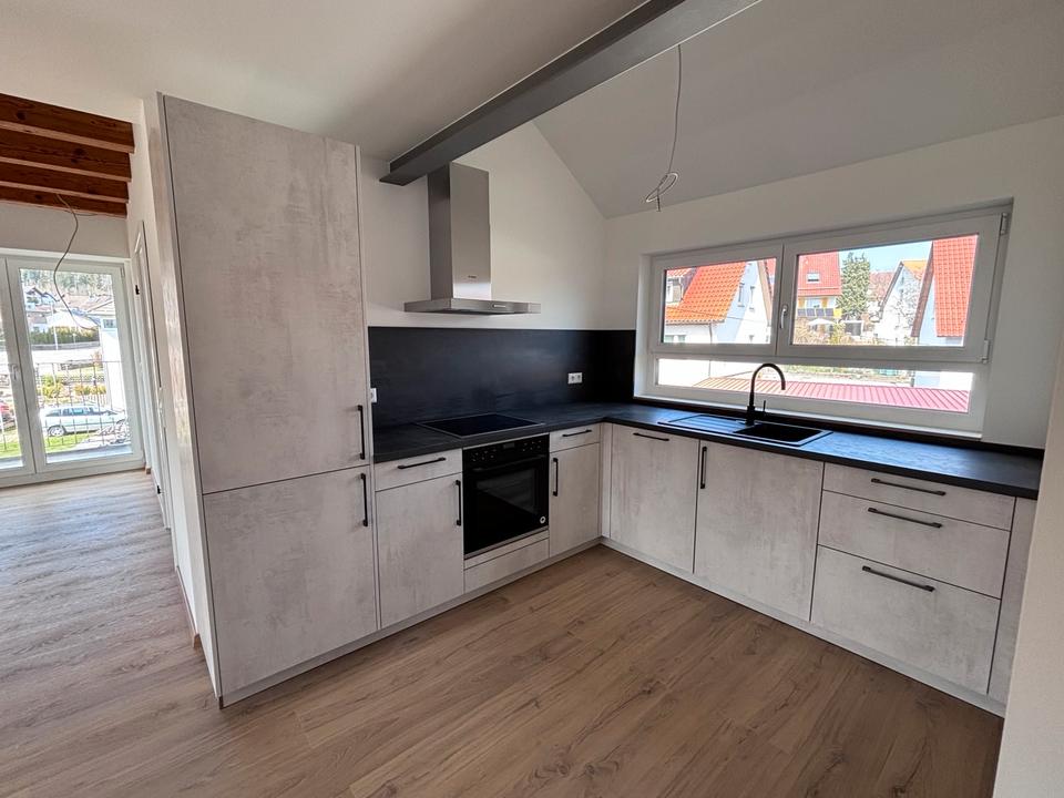 Thumbnail-Vermiete 2 12 Zimmer-Wohnung mit EBK, Balkon u. Galerie