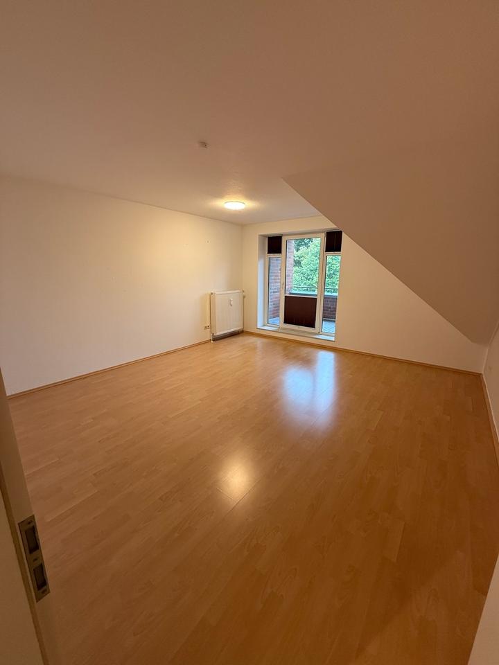 Thumbnail-Helle 3-Zimmer-Dachgeschosswohnung mit Balkon und EBK