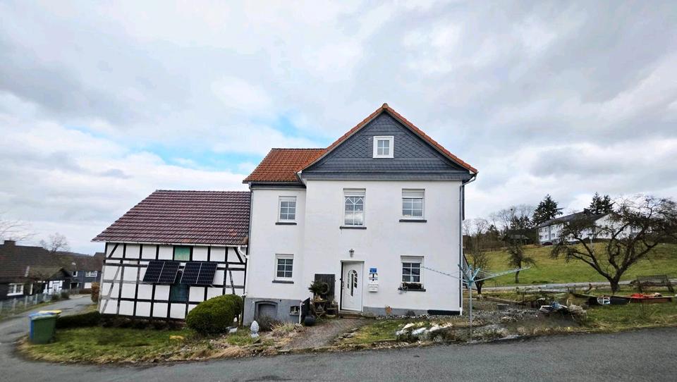 Thumbnail-Einfamilienhaus mit großen Grundstück und angrenzender Scheune.