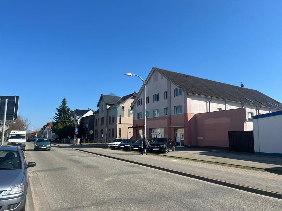 Thumbnail-Fachmarktfläche in Sichtlage mit Parkplätzen