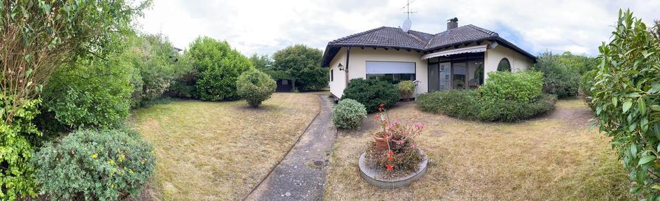 Thumbnail-Walmdach Winkelbungalow mit Wintergarten und großem Garten