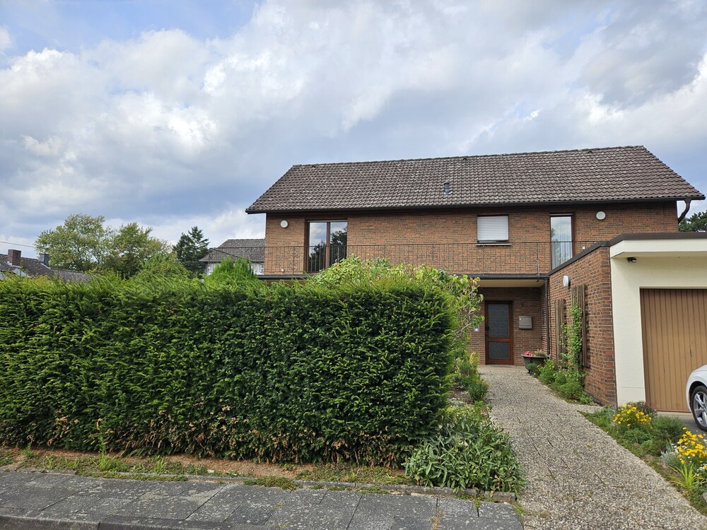 Thumbnail-Freistehendes Einfamilienhaus in ruhiger Wohnlage mit Garten und Doppelgarage