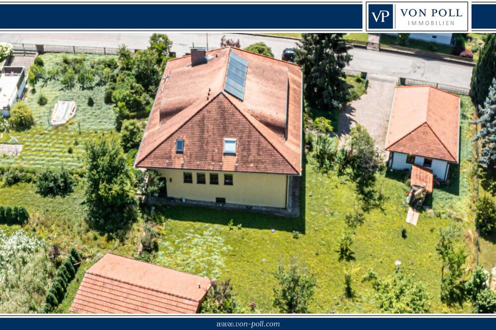 Thumbnail-Charmantes Zweifamilienhaus mit drei Garagen und großem Garten