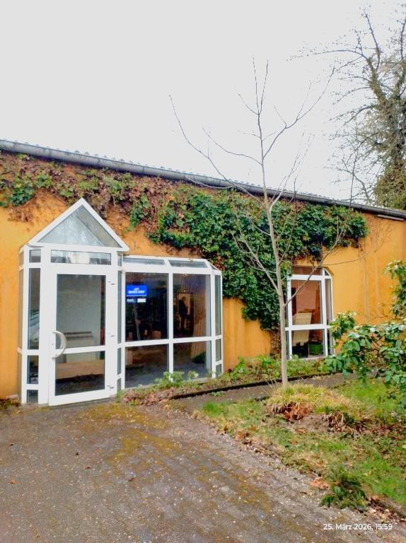 Thumbnail-Vertriebsbüro mit Ausstellungs- und Lagerfläche für Großhandel in Köln-Ehrenfeld (Bickendorf), PKW-Stellpläze vorhanden