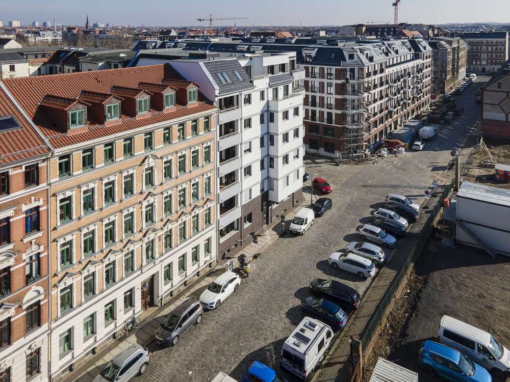 Außenansicht mit Nachbarschaftsbebauung