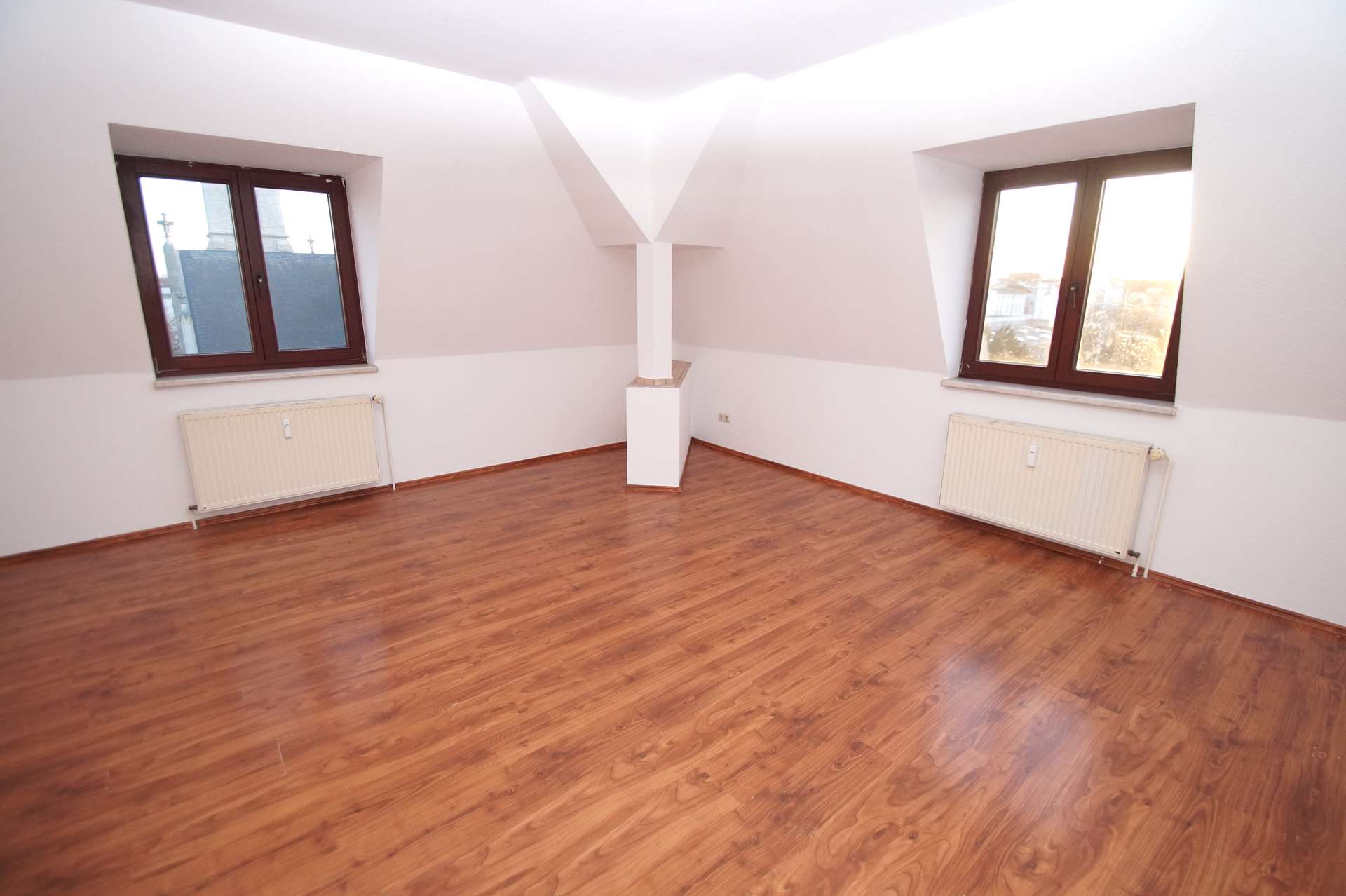 Thumbnail-3-Zimmer-DG-Wohnung mit großer Küche, Bad mit Badewanne und Dusche