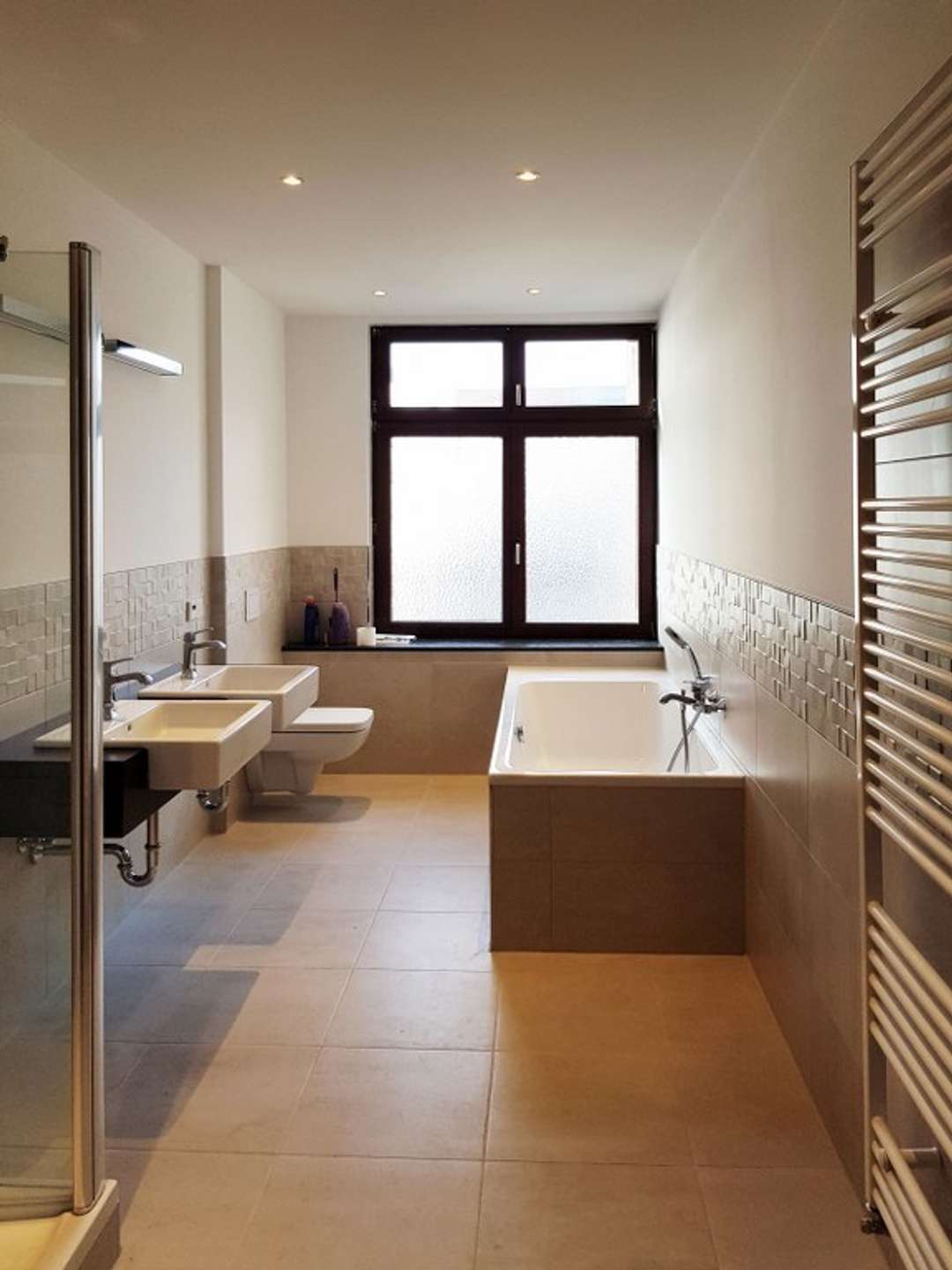 Thumbnail-Stilvolle 4-Zimmer-Wohnung mit Badewanne, Dusche und Süd-Balkon in denkmalgeschütztem Altbau