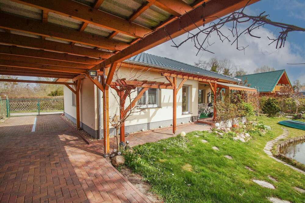 Thumbnail-Wasserlage mit Seltenheitswert – stilvoller Bungalow mit eigenem Wasserzugang & Anlegestelle