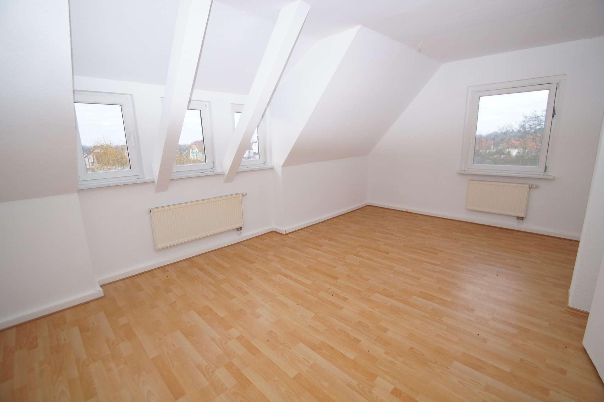 Thumbnail-3-Zimmer-Wohnung im Dachgeschoß mit separater Küche und Dusche, renoviert, ab sofort