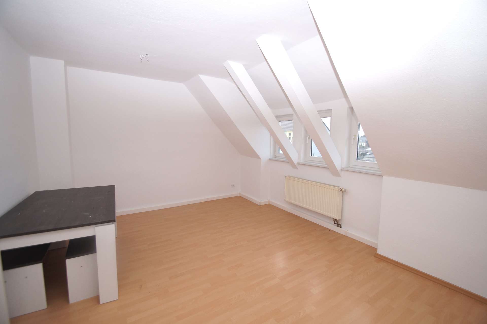 Thumbnail-2-Zimmer-Wohnung im Dachgeschoß mit separater Küche und Dusche, renoviert, ab sofort