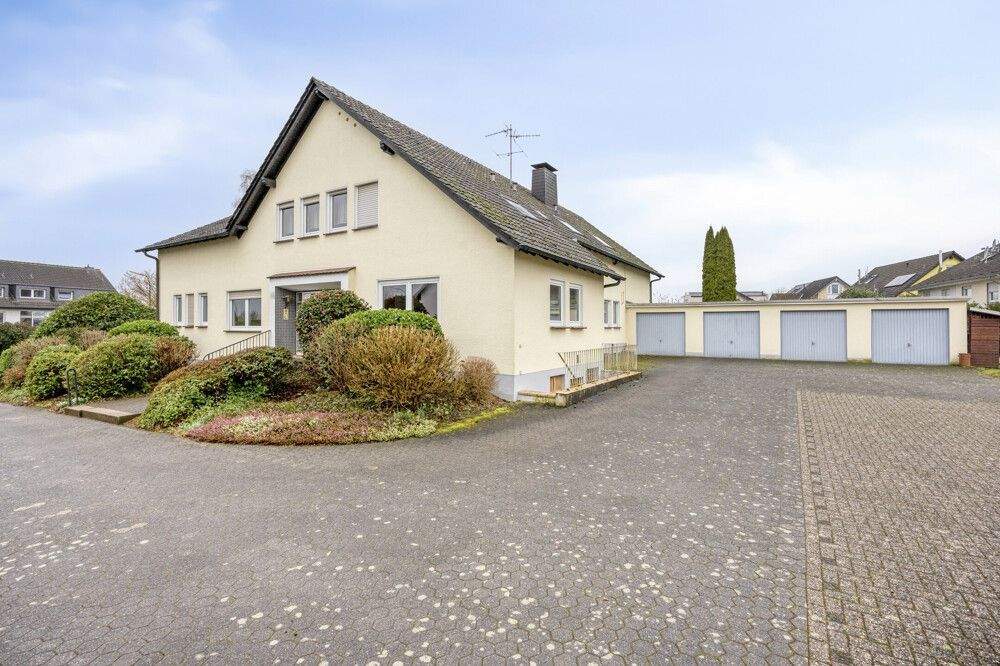 Thumbnail-Großzügiges Einfamilienhaus mit zwei Einliegerwohnungen in Odenthal Eikamp
