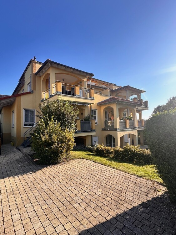 Thumbnail-Moderne 4,5 Zimmer-Maisonette-Wohnung mit drei Balkonen, Kamin und Weitblick