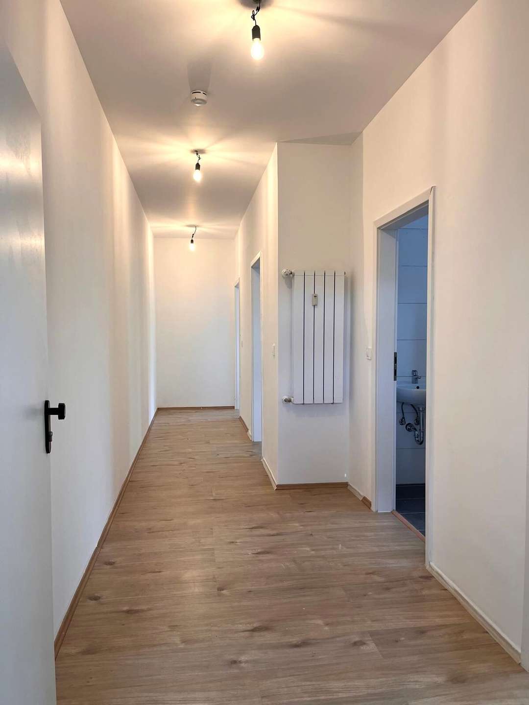 Thumbnail-Schöne 2,5-Zimmer-Wohnung in frisch saniertem Mehrfamilienhaus in zentraler Lage in HammHerringen