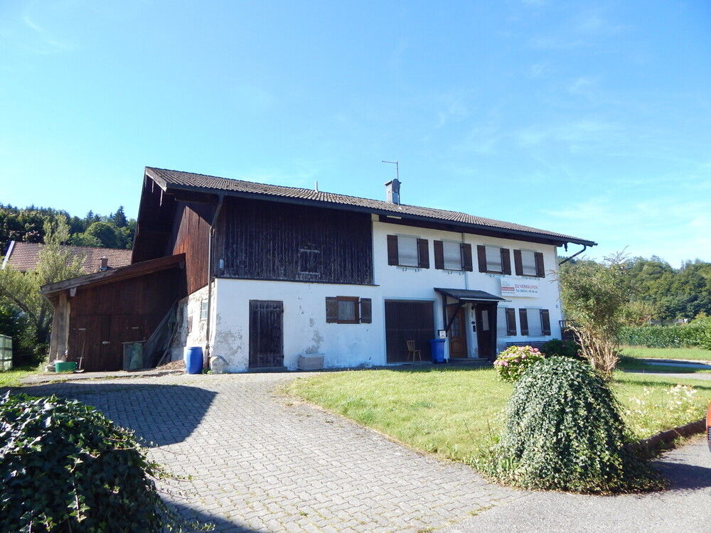 Thumbnail-Bauernhaus – teilsaniert, als Ein- oder Zweifamilienhaus nutzbar, in ruhiger Lage in Oberteisendorf