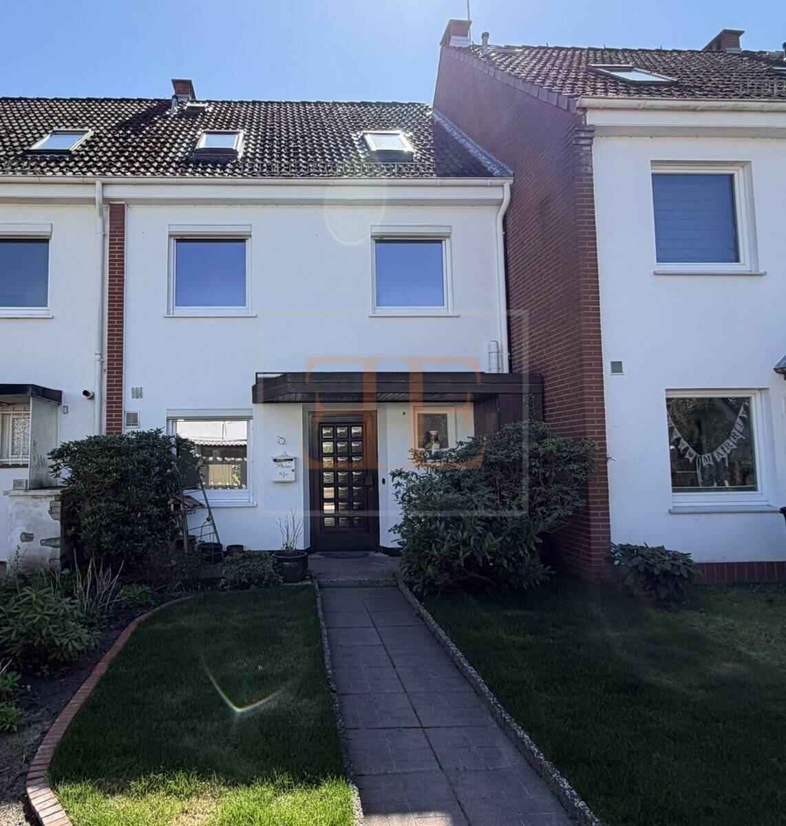 Thumbnail-Frisch saniertes Reihenmittelhaus mit 6 Zimmern, Balkon und Einzelgarage zu vermieten