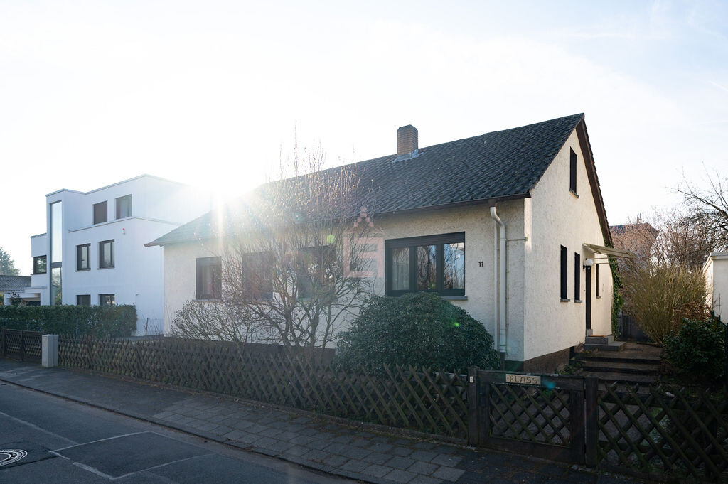 Thumbnail-Start ins Familienglück! Einfamilienhaus mit Entwicklungspotential in bevorzugter Premiumlage!