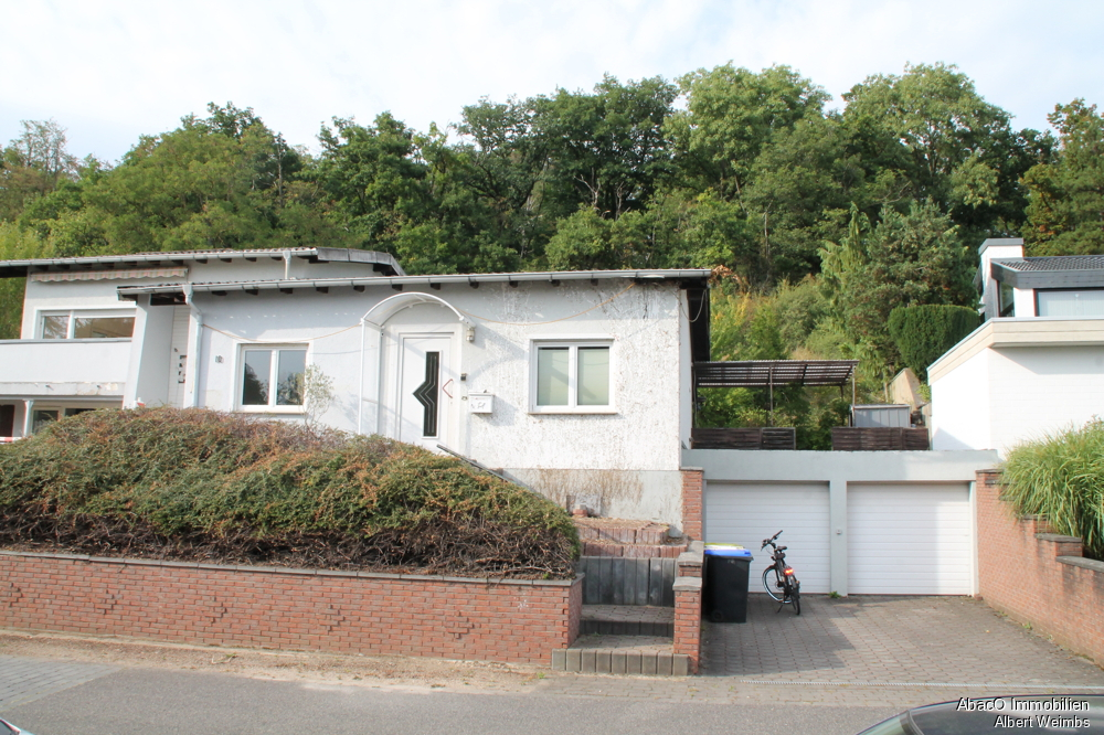 Thumbnail-Haus: 2 Wohnungen, 2 Eingänge, 2 Terrassen. Platz für 2 Generationen! Achtung: Bieterverfahren!