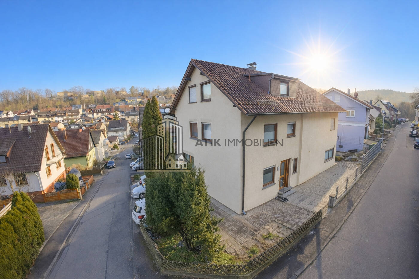 Thumbnail-ATIK: Freistehendes Zweifamilienhaus mit Anbau auf großem Grundstück