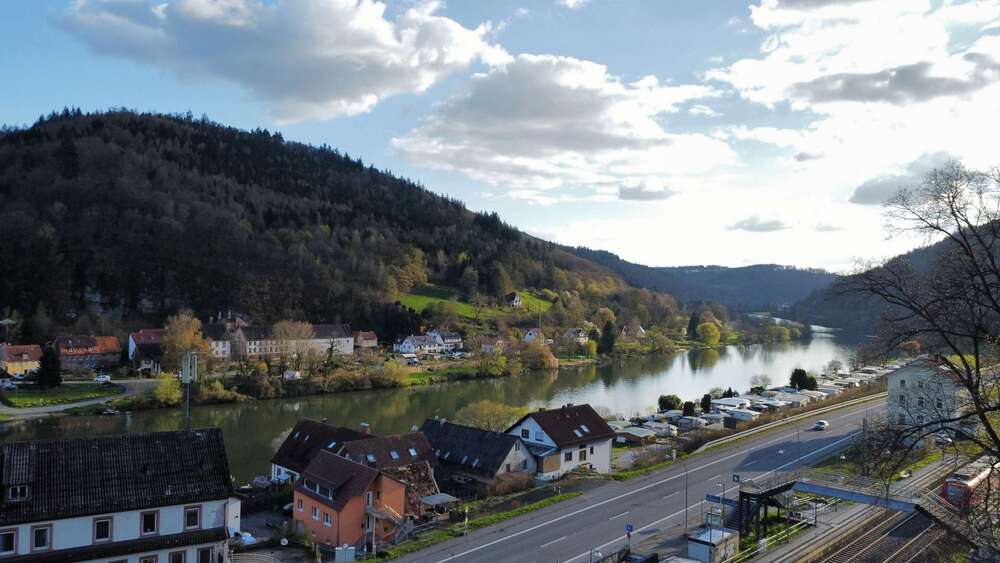 Thumbnail-Ehemaliges Gasthaus mit 3 Einzelzimmer & 5 potentiellen Wohnungen inkl. Gaststätte und Parkplätze