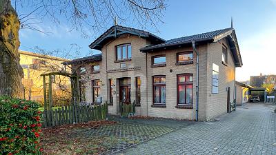 Thumbnail-CHARAKTERHAUS MIT SEPARATEM KUTSCHERHAUS