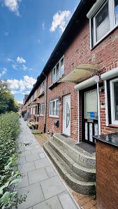 Thumbnail-IHR FAMILIENNEST TANZT NICHT AUS DER REIHE