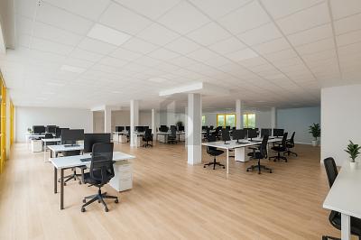 Thumbnail-EBENERDIG MIT GROSSER SCHAUFENSTERFLÄCHE