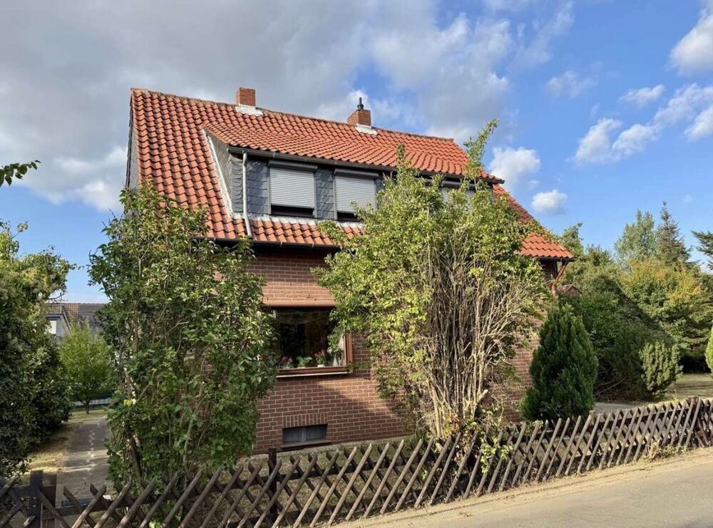 Thumbnail-Einfamilienhaus mit großem Grundstück und zwei Garagen in Vienenburg - Wiedelah