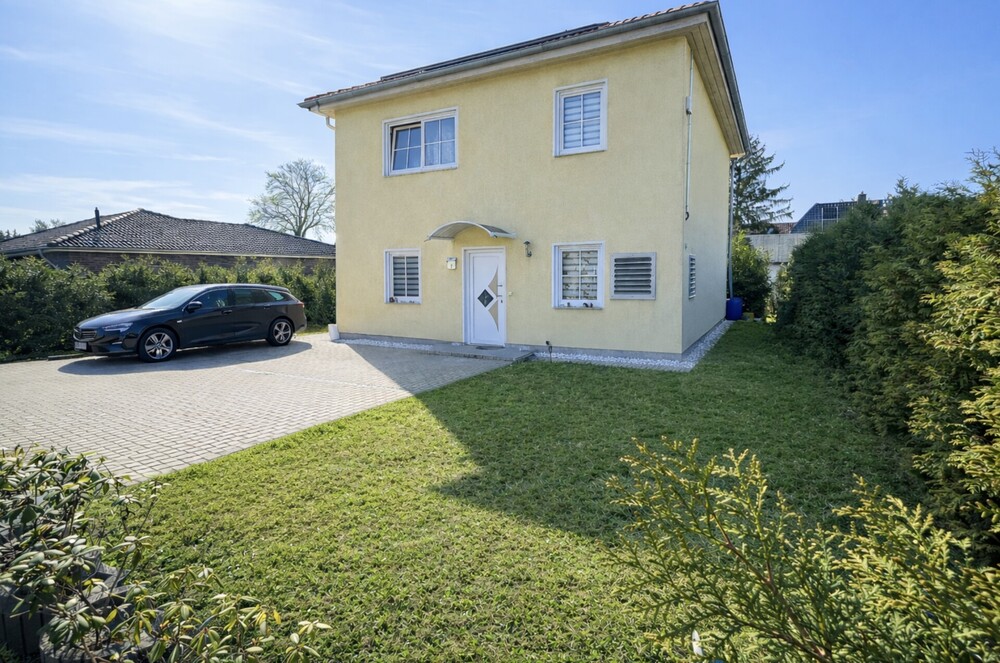 Thumbnail-Berlin-Biesdorf: Stilvolle Stadtvilla auf 490 m² GST inkl. Terrasse & Garten in ruhiger Wohnlage !