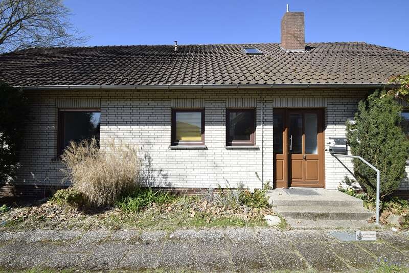 Thumbnail-Großes Einfamilienhaus mitten im Zentrum von Kirchweyhe mit großem Garten und Garage
