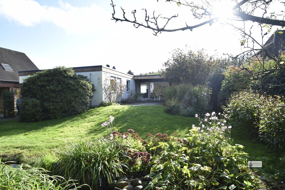 Thumbnail-EFH Bungalow mit viel Potential in ruhiger Lage + Garage + Garten + Vollkeller Genießen Sie es!