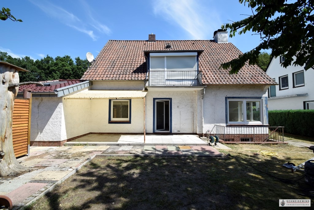 Südseite des Hauses mit Terrasse und Kellerzugang