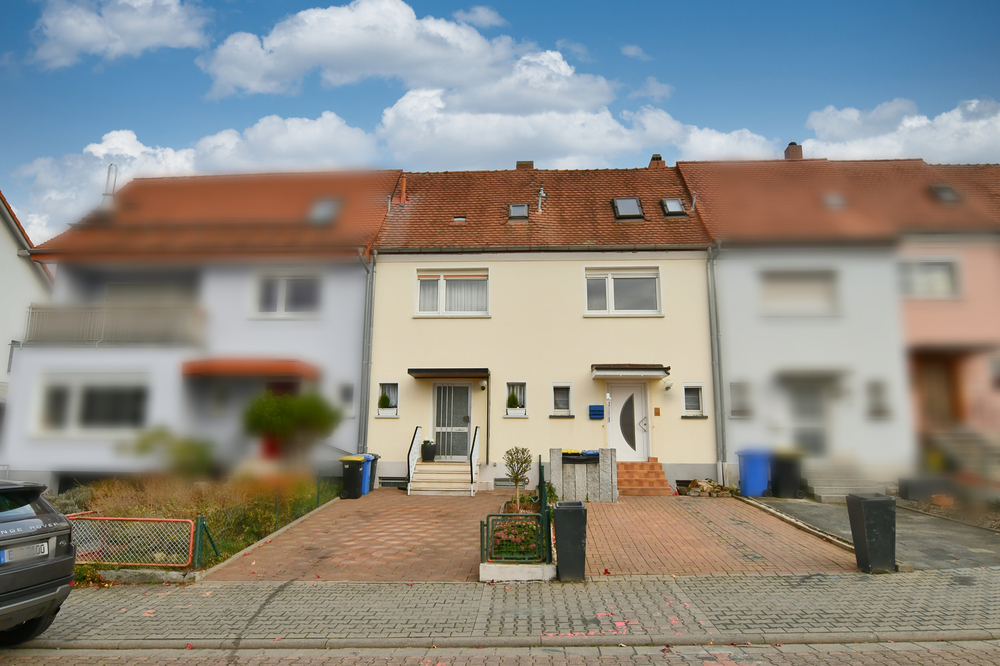 Thumbnail-Altstadt-Nähe trifft Panoramablick: Gemütliches Reihenhäuschen mit Garten und Außenstellplatz