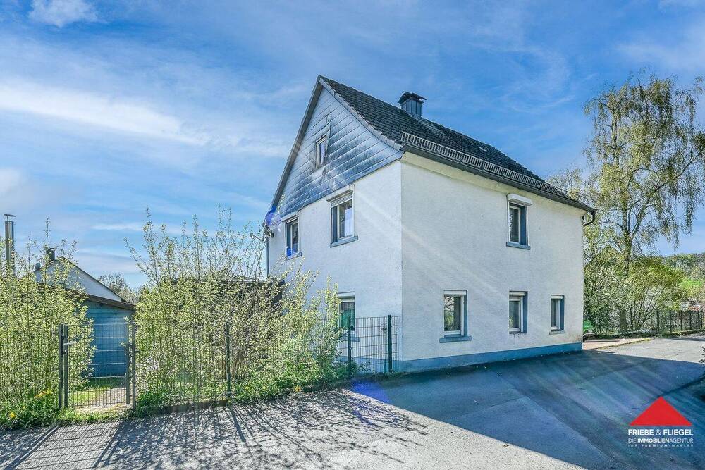 Thumbnail-Freistehendes Einfamilienhaus mit Garage, Nebengebäuden und großem Grundstück