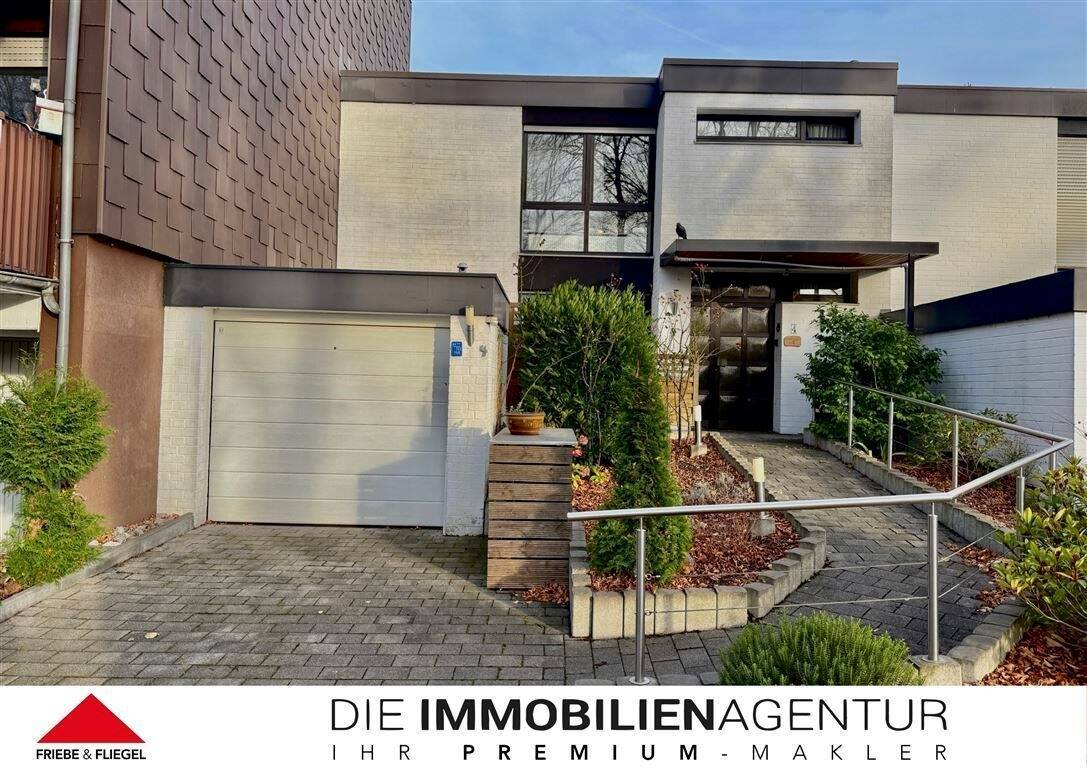 Thumbnail-Schönes Einfamilienhaus mit Garage und Garten