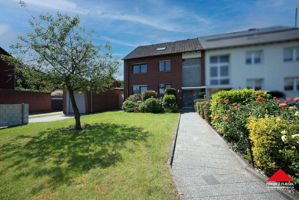 Thumbnail-Gepflegtes Zweifamilienhaus mit Garage und schönem Grundstück