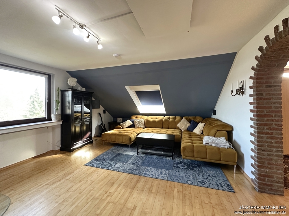 Thumbnail-JÄSCHKE - Großzügige 4-Zimmer-Dachgeschosswohnung mit Gartenanteil und Garage