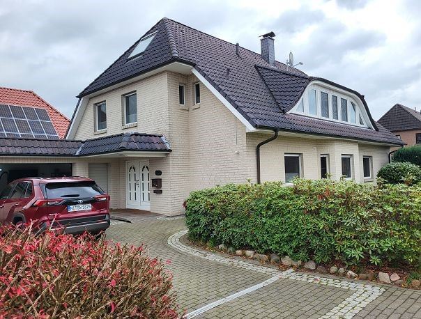 Thumbnail-Luxuriöses Zweifamilienhaus mit Büro und Doppelgarage.