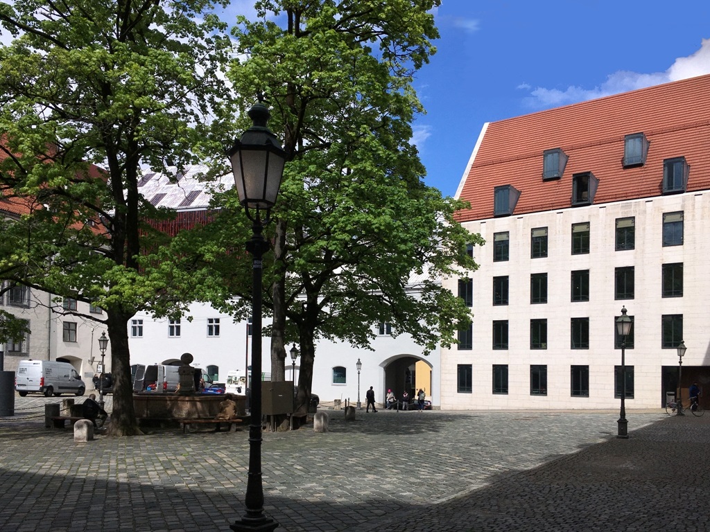 Thumbnail-Zentral in München: moderne Wohnung im alten Hof in Erbpacht