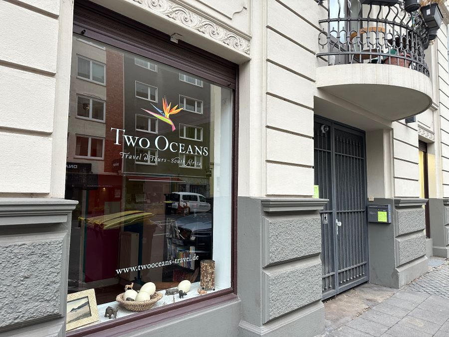 Thumbnail-2 helle Laden-Bürofläche mit zwei Eingängen in Köln-Neustadt-Süd. Ideal für Coworking, Start-ups oder Agenturen. Ab 01.07.2026 frei, aktuell als Shared Office mit Reisebüro genutzt.
