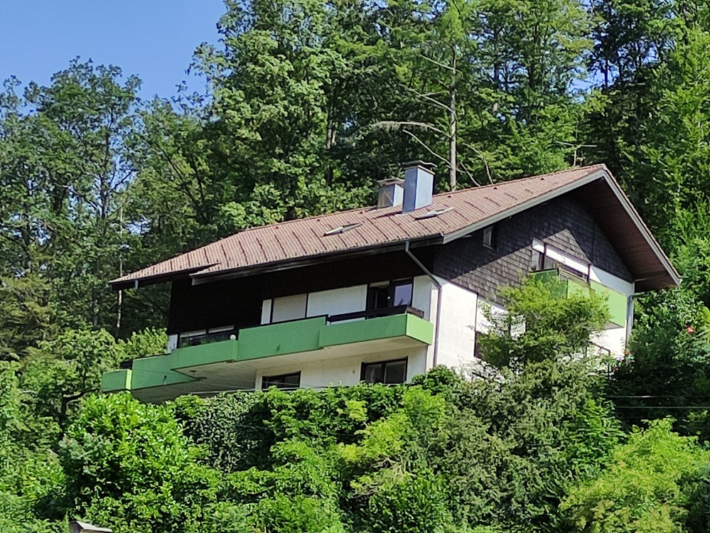 Thumbnail-Zwei Wohnungen, ein Hausgefühl: „Haus-im-Haus-Charakter“ mit Garten, Sauna und Kaminzimmer