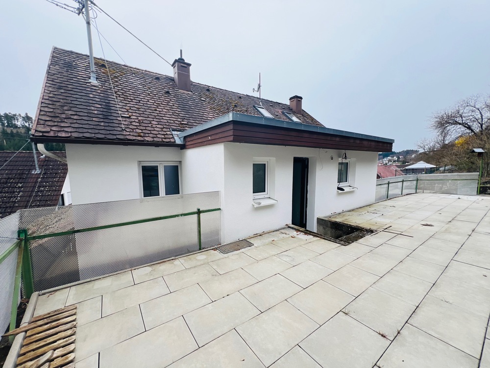 Thumbnail-Teilsaniertes Einfamilien-Mehrgenerationenhaus mit Terrasse, Garage und zusätzlichem Waldgrundstück