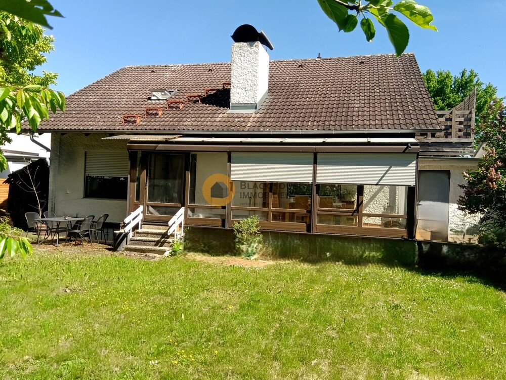 Thumbnail-Ein-Zwei-Familienhaus mit Garagen, grosses Grundstück in schöner Ortsrandlage