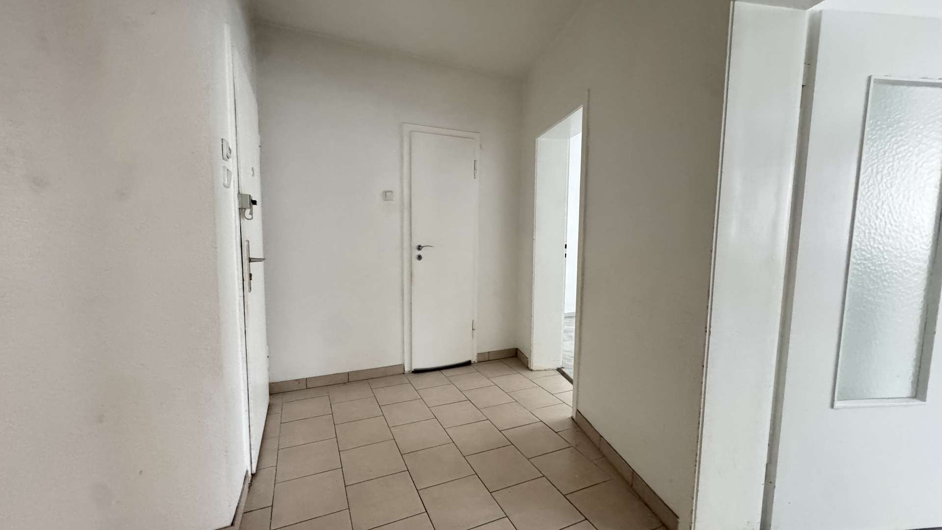 Thumbnail-Helle 3,5-Zimmer-Wohnung mit Garage, Kellerraum und Dachboden-Stauraum