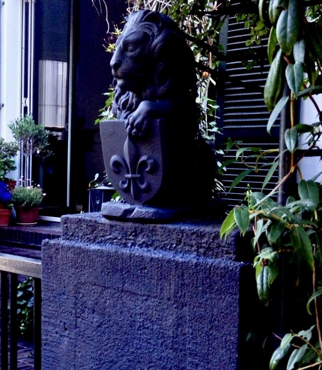 Thumbnail-105 qm Altbau-Appartment mit Balkon und Wintergarten